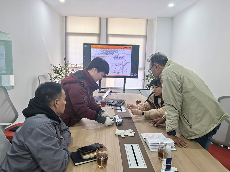 Határokon átnyúló technológiai csere: a nemzetközi ügyfelek látogatása sikeres emelőkarbantartási képzéssel zárul